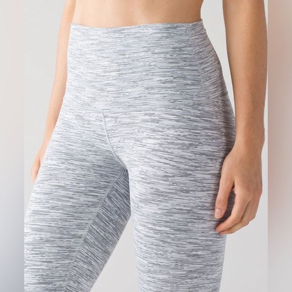 Lululemon Wunder Under Crop (Hi-Rise) (21 1/2") size 4 - Picture 4 of 11